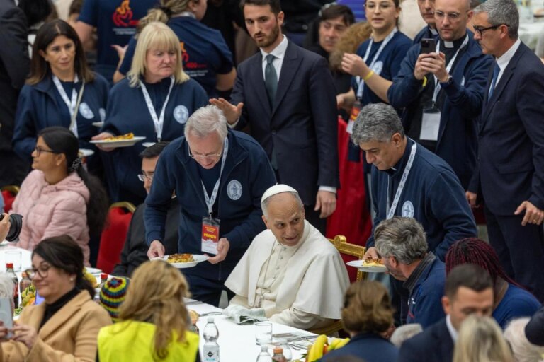 paus-leo-xiv-deelt-de-lunch-met-meer-dan-1.300-mensen-in-nood-in-het-vaticaan