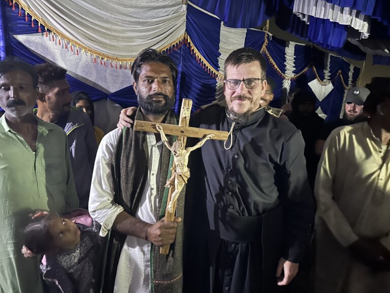 priester-en-leken-bevrijden-christelijke-slaven-uit-slavernij-in-pakistan