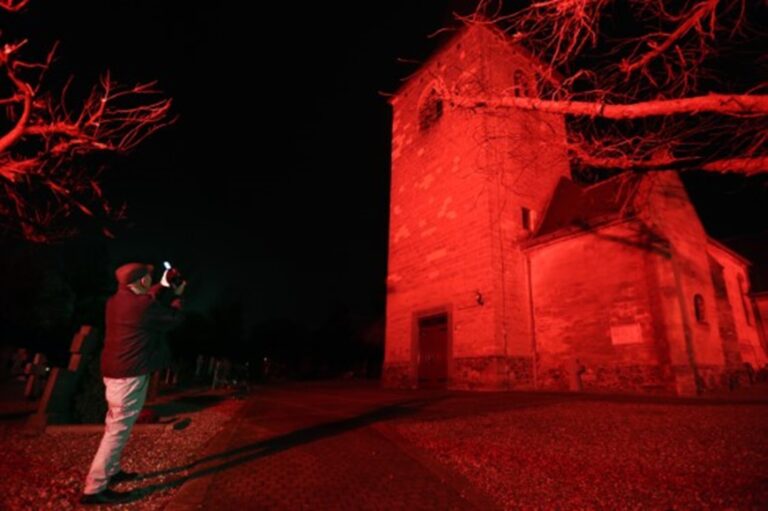 nederlandse-kerken-kleuren-woensdag-19-november-rood-voor-vrijheid-om-te-geloven