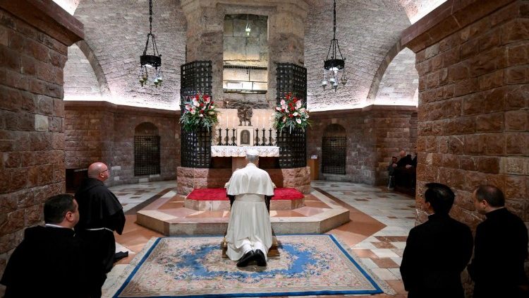 pope-leo-visits-tomb-of-st-francis-in-assisi