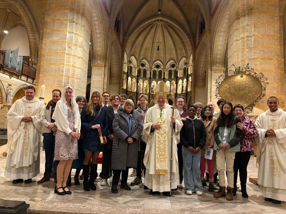 nieuwe-katholieken-treden-toe-in-de-kathedraal