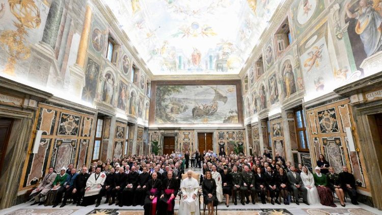 bijeenkomst-met-letse-pelgrims,-paus-biedt-geestelijke-raad-voor-’turbulente-tijden