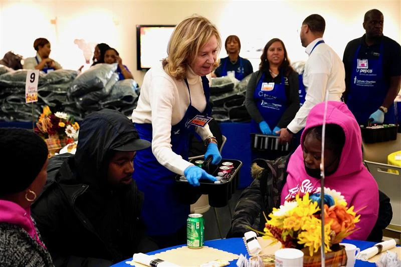 catholic-charities-gives-thanksgiving-meals,-winter-coats-to-people-in-need
