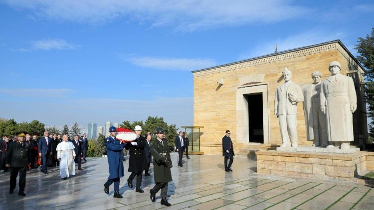pope-leo-visits-ataturk-mausoleum-in-ankara