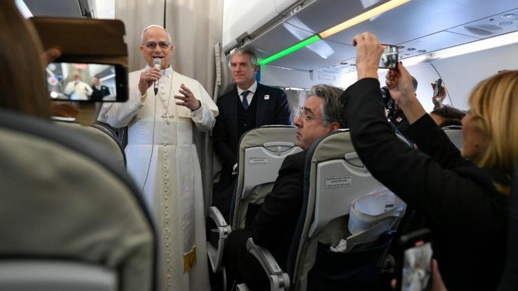 pope-leo-to-journalists:-visit-‘a-message-of-unity-and-peace’