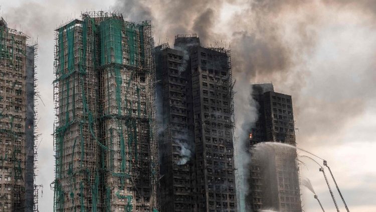 paulus-leo-xiv-bidt-voor-slachtoffers-van-de-brand-in-hongkong