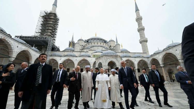 pope-leo-visits-blue-mosque,-one-of-most-important-in-istanbul