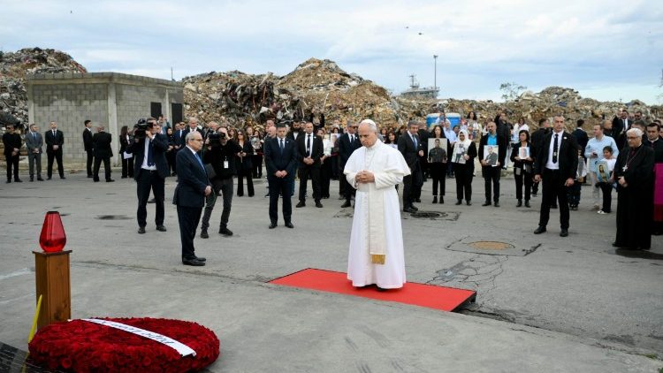 pope-leo-prays-with-victims’-families-at-beirut-blast-site