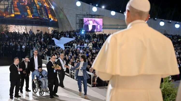 pope-to-young-people:-there-is-still-time-to-dream,-plan,-and-do-good