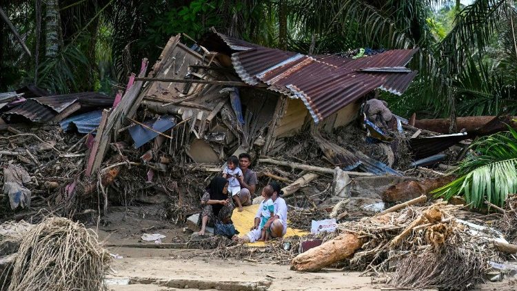 franciscan-friars-join-rescue-operations-in-flood-struck-indonesia