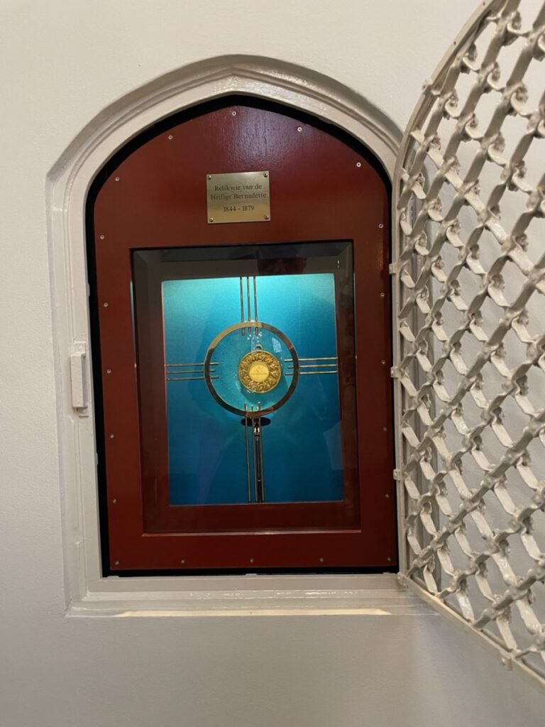 reliek-bernadette-geplaatst-in-overveen