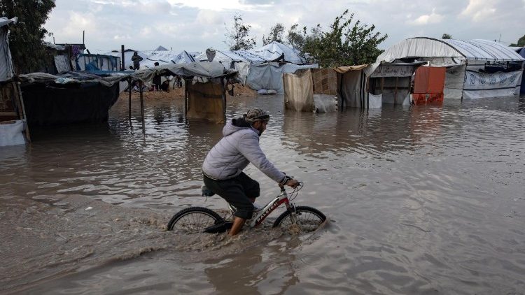 dire-weather-causes-misery-for-gaza-homeless
