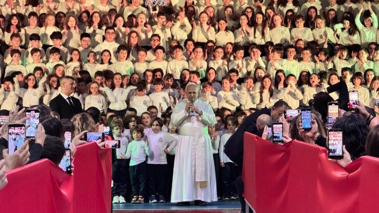 pope-to-school-children:-at-christmas,-build-peace-and-unity