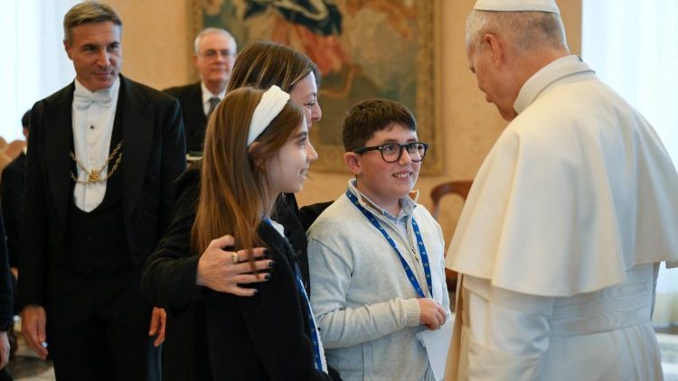 pope-to-young-people:-make-peace-with-someone-this-christmas
