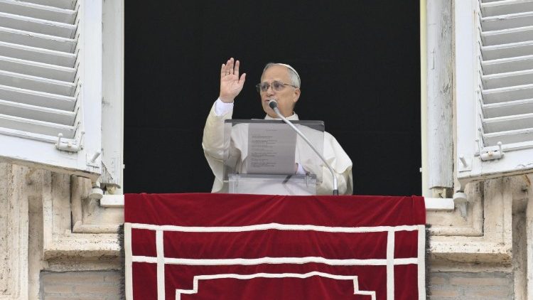 pope-at-angelus:-we-are-precious-in-god’s-eyes