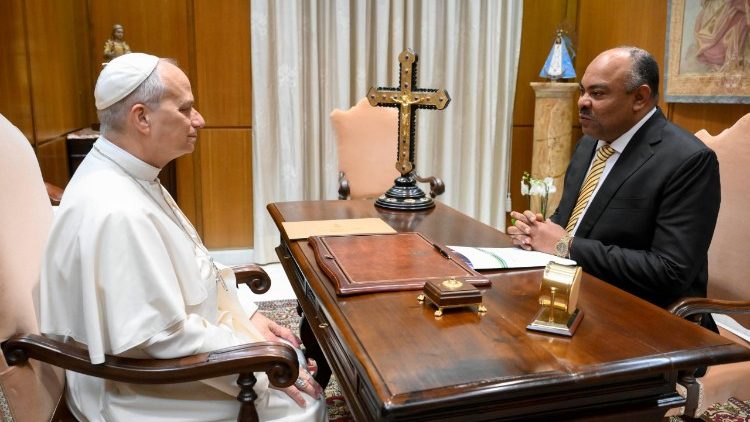 paus-leo-ontmoet-de-minister-van-buitenlandse-zaken-van-tanzania