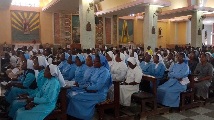 hoofden-ontmoeten-elkaar-in-angola:-gewijd-leven-loopt-samen-met-de-lokale-kerk