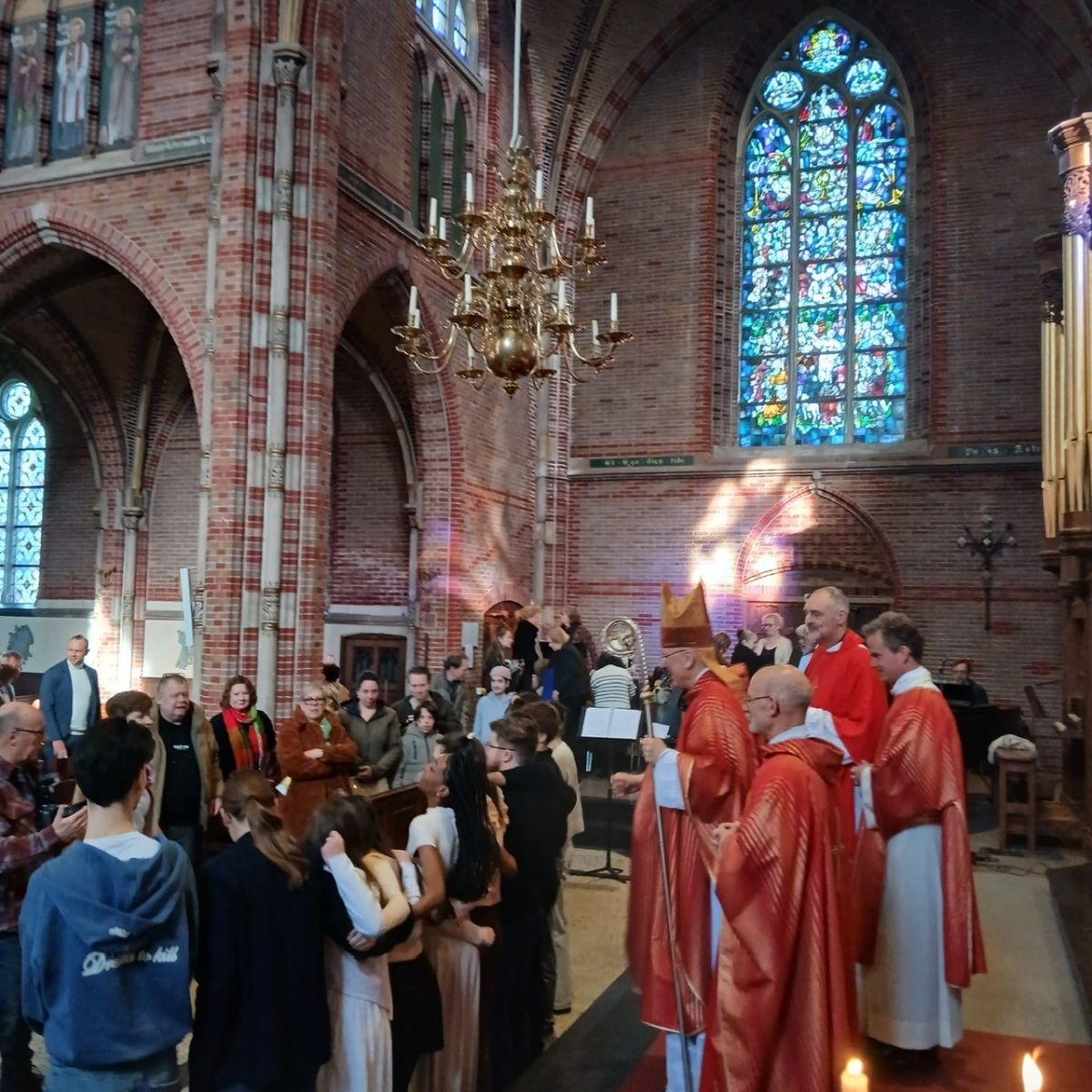 vormsel-in-st.-engelmunduskerk-in-driehuis