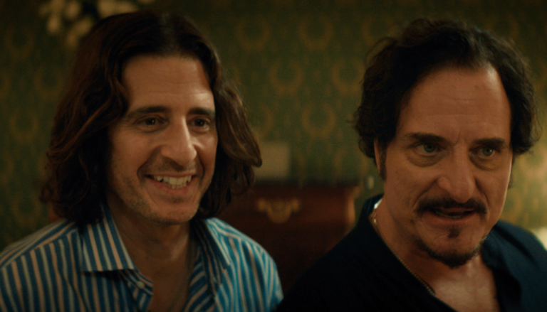 jonathan-roumie-ruilt-jezus-sandalen-in-voor-nette-schoenen-in-nieuwe-‘-gezonde’-rom-com