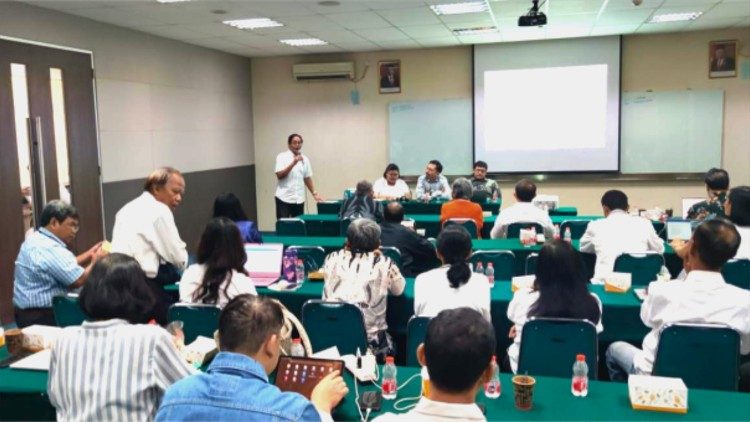 indonesia-hosts-symposium-on-media’s-effect-on-religious-practice