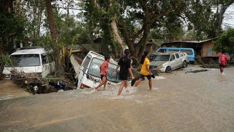 storm-veroorzaakt-dodelijke-aardverschuivingen-en-overstromingen-in-de-filipijnen