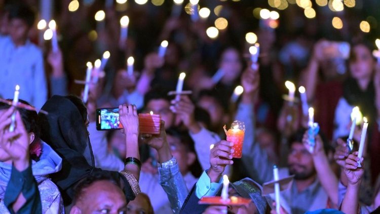 christenen-en-moslims-komen-in-pakistan-samen-om-te-bidden-voor-vrede