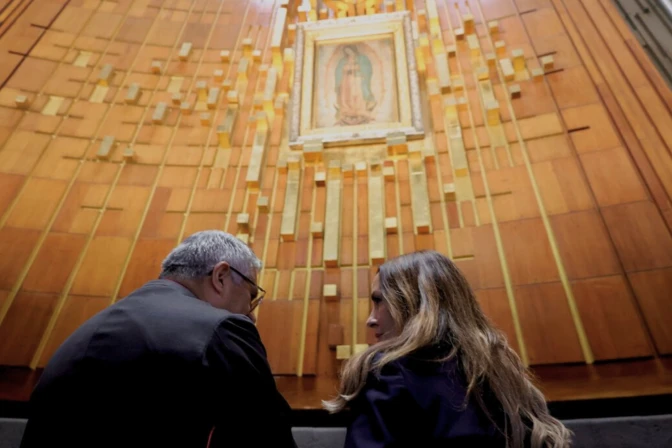 us.-drug-czar-prays-before-image-of-our-lady-of-guadalupe-in-mexico