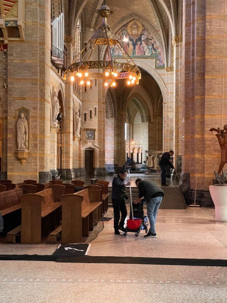 kathedraal-weer-helemaal-schoon-voor-tv-mis-en-pasen