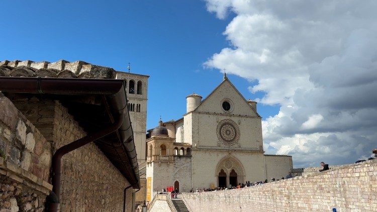 pilgrims-flock-to-assisi-to-see-relics-of-st-francis