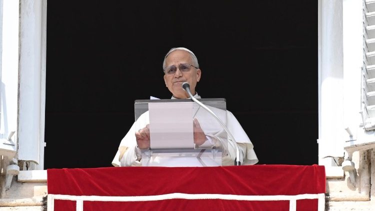 pope-at-angelus:-faith-opens-our-eyes-to-suffering-humanity