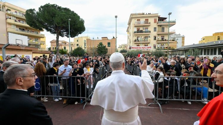 de-paus-moedigt-de-romeinse-parochiegemeenschap-aan-om-een-’teken-van-hoop’-te-blijven.