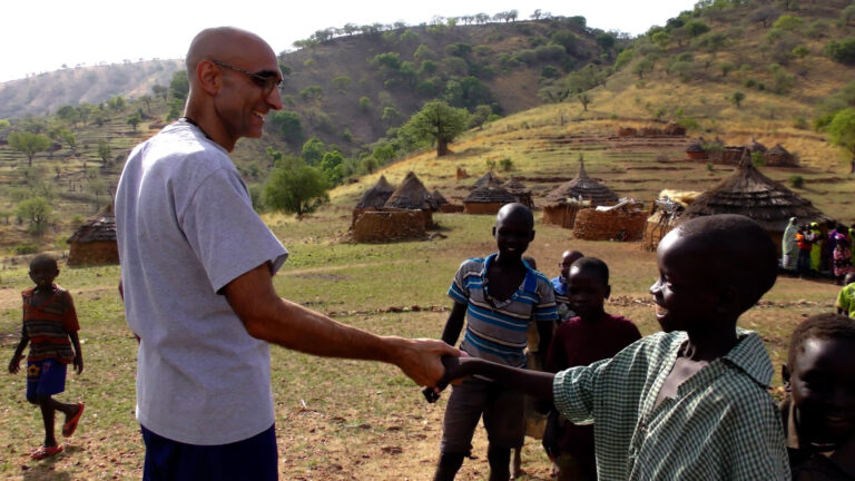 enige-chirurg-voor-2-miljoen,-amerikaanse-arts-volhardt-in-oorlog-getroffen-soedan