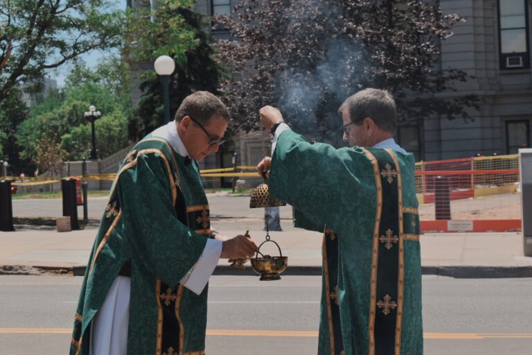 nieuw-colorado-programma-traint-diakens,-priesters-om-samen-‘in-duisternis’-te-wandelen
