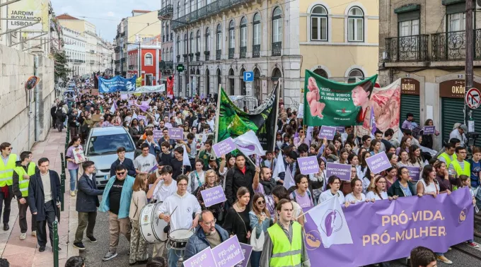 molotov-cocktail-thrown-at-participants-at-march-for-life-in-lisbon,-portugal