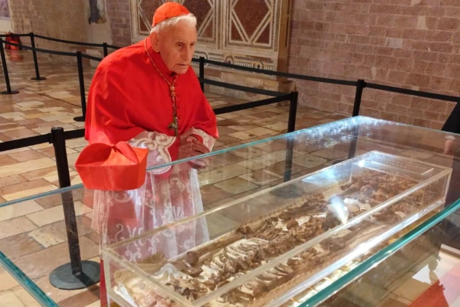 cardinal-simoni,-imprisoned-for-years-in-communist-albania,-prays-before-st.-francis’-bones