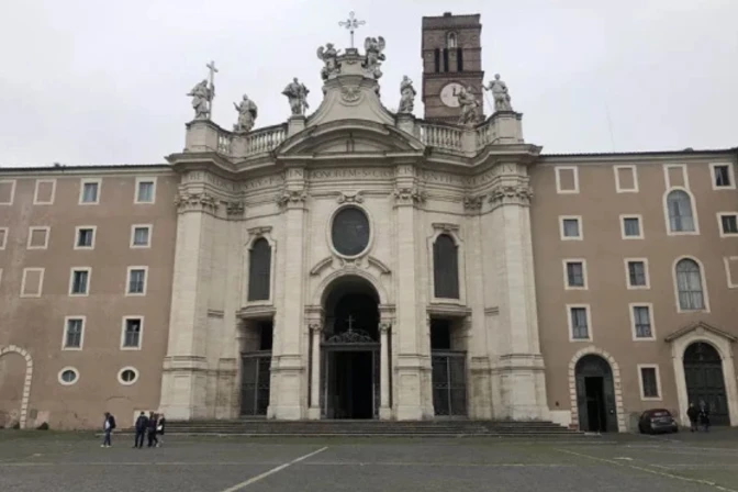 visiting-off-duty-police-prevent-robbery-at-roman-church-housing-passion-relics