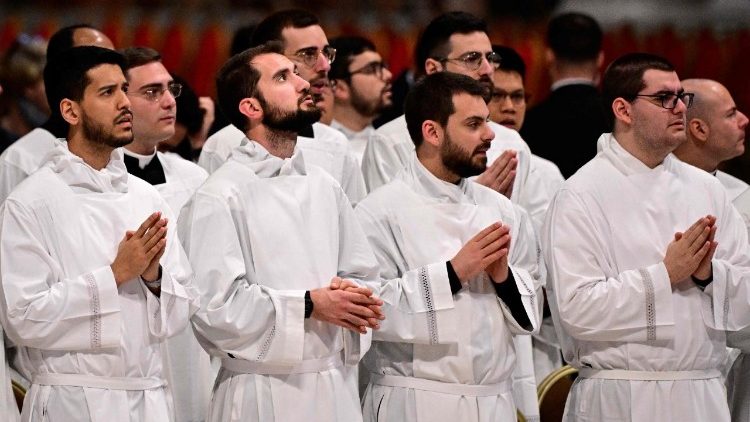 chrismamis-in-chicago:-kardinaal-cupich-roept-priesters-op-om-‘sacramenten-van-vrede’-te-zijn