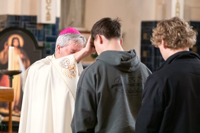 met-pasen-treden-570-mensen-toe-tot-de-rooms-katholieke-kerk