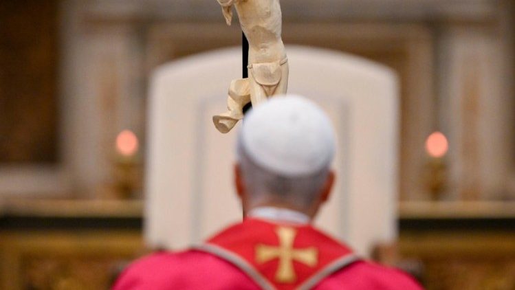 stations-van-de-kruis-meditaties:-‘geloof,-hoop,-liefde-moeten-tot-leven-komen-in-de-echte-wereld