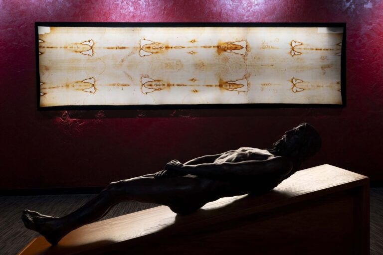 dna-research-sheds-new-light-on-the-shroud-of-turin’s-complex-history