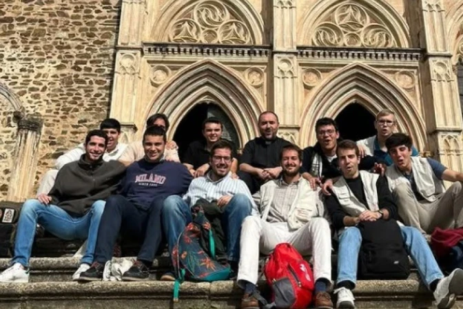 de-aartsbisschop-deelt-10-kenmerken-van-zijn-bloeiende-seminarium