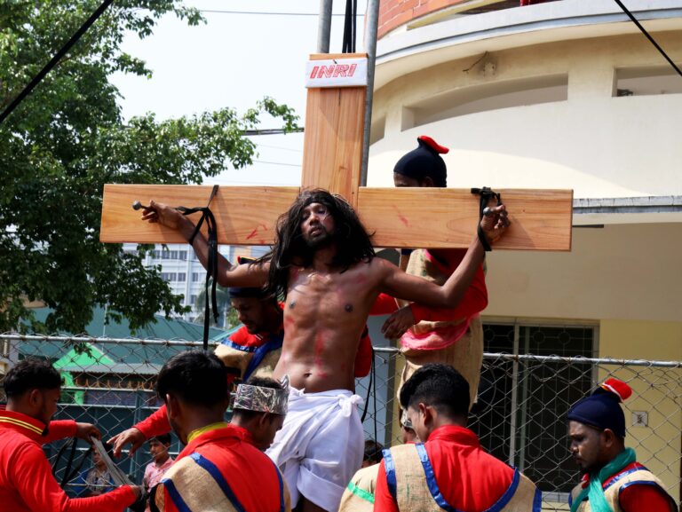 katholieke-kledingarbeiders-in-bangladesh-voeren-de-goede-vrijdag-passiespel-op-nabij-dhaka