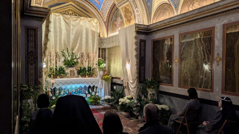 foto’s:-pelgrims-waken-met-de-eucharistie-bij-altaars-van-rust-in-rome