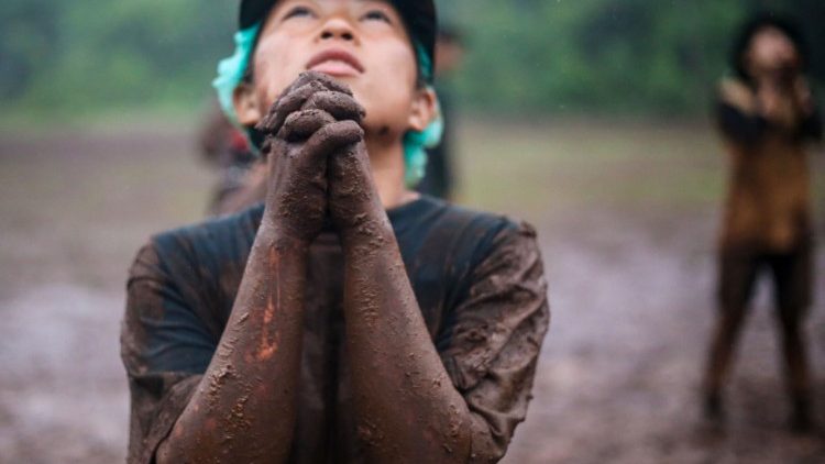 myanmar:-paaswake-voor-het-eerst-in-3-jaar-gevierd-in-loikaw