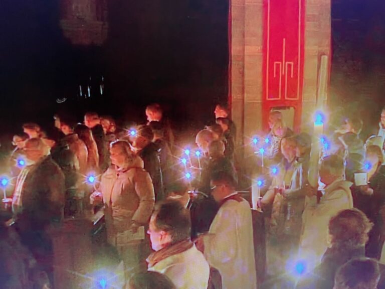 brengt-godsdienst-narigheid?-moet-religie-achter-de-voordeur?