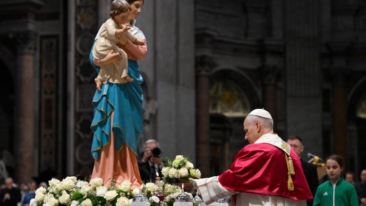 paus-leo-bij-gebedswake-voor-vrede:-stop-met-het-plannen-van-wapens-en-de-dood