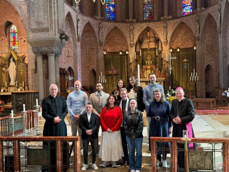 volwassenen-werden-gevormd-in-de-basiliek-in-laren