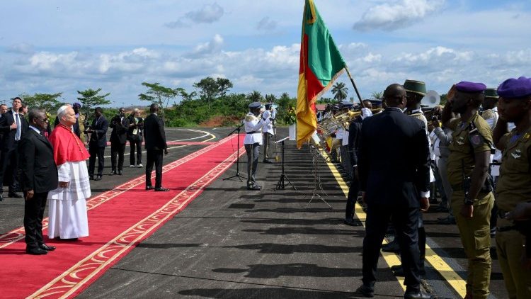 paus-leo-xiv-landt-in-kameroen-voor-het-tweede-deel-van-zijn-apostolische-reis