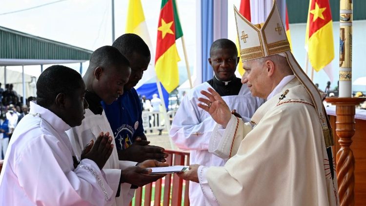 paus-bij-de-mis-in-douala:-afrikaanse-jeugd-moet-geweld-en-corruptie-verwerpen