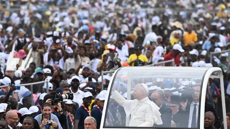 musici,-missionarissen-en-medici-bij-de-mis-van-de-paus-in-kilamba